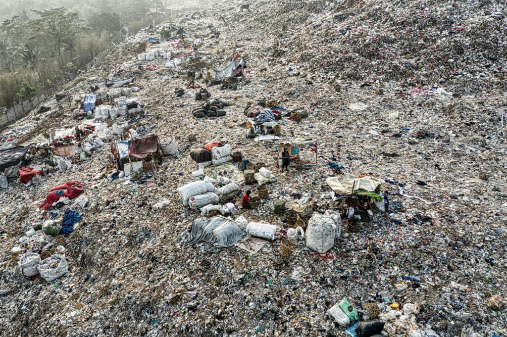 Immagine di un terreno dove è evidente il problema dei rifiuti